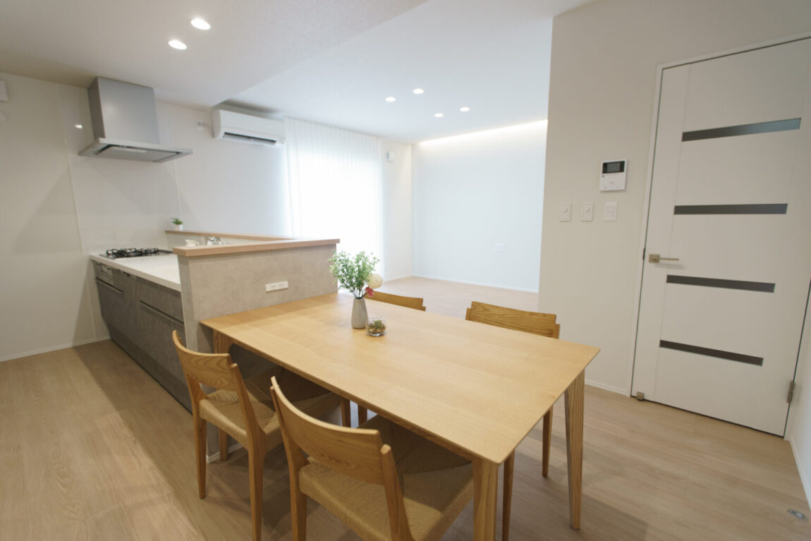 シンプルで上品な色使いが魅力的な住まい｜三条市