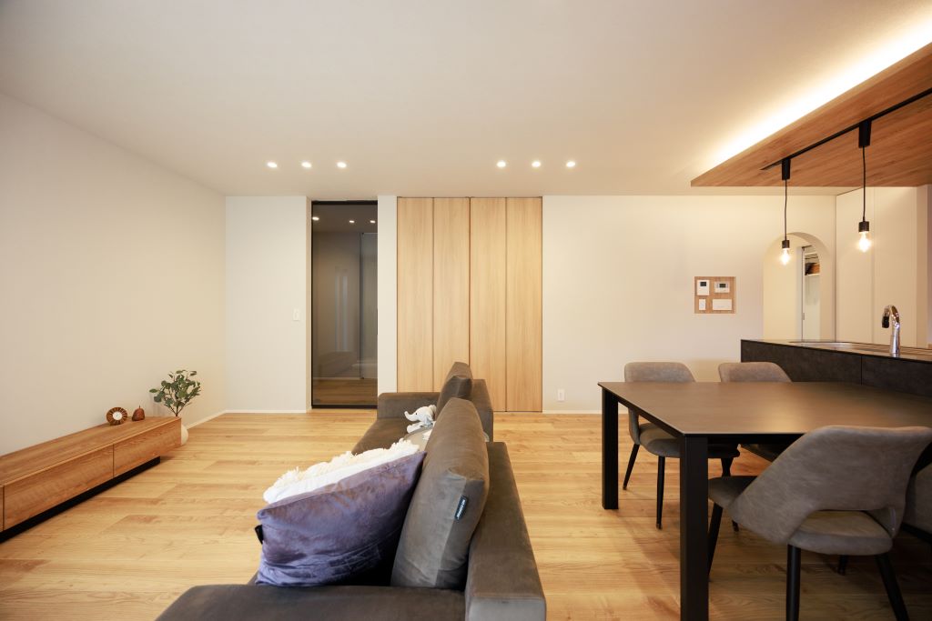 毎日がちょっと特別に、ナチュラル×ホテルライクな平屋｜三条市